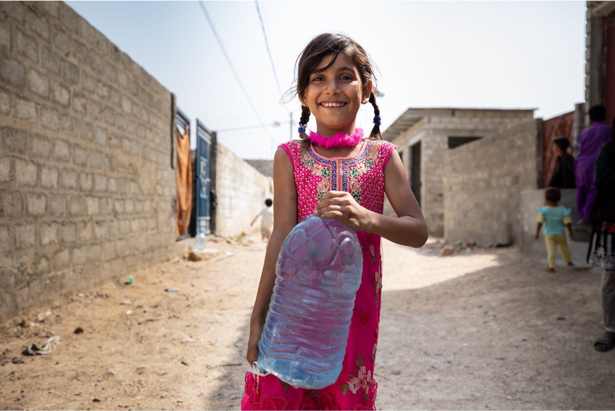 Ein Mädchen mit sauberem Trinkwasser von einer Filteranlage in Pakistan. Bild: rotary.org