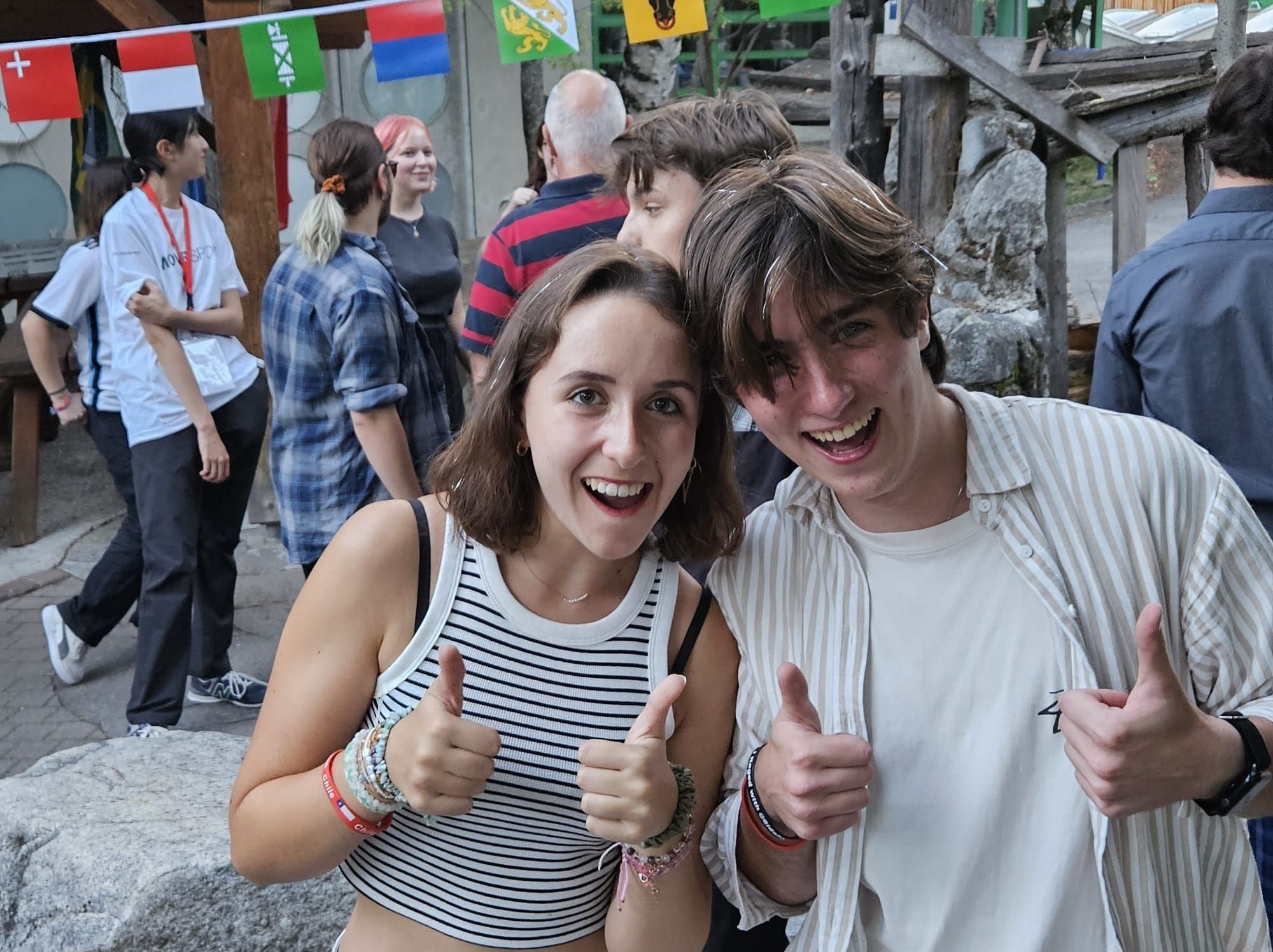 Thumbs up! Zwei Inbounds des Sprachcamp in Fiesch.