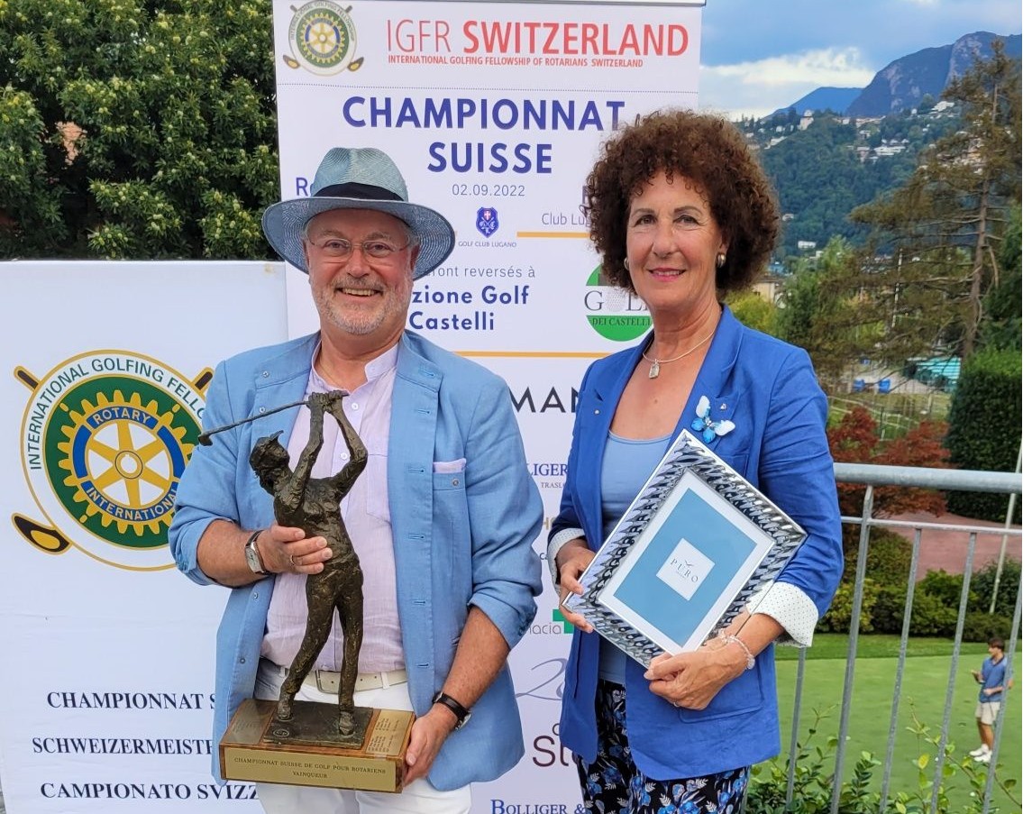 Uwe Jocham und Danielle Cesarov-Zaugg bei der Preisverleihung der Golfmeisterschaft 2022.