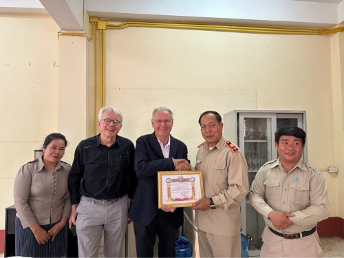Überreichung „Certificate of Appreciation“ vom Technical College Savannakhet zum Abschied von Michael Biedermann