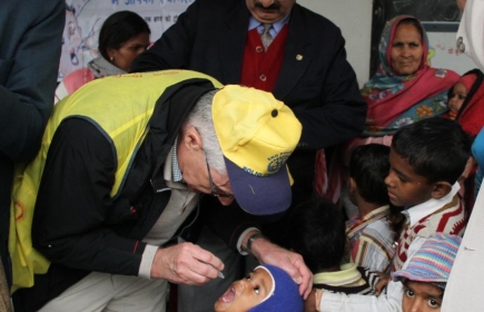 Urs Herzog impft ein indisches Kind gegen Polio. Zwei winzige Tropfen können ein Leben beeinflussen.