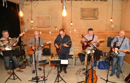 Die Blue Grape Guitar Band sorgte am Gartenfest von ROKJ-Pfannenstiel für musikalische Unterhaltung.