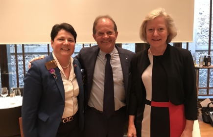 Präsident RC Zürich Walter Weder mit Rot. Doris Albisser und Governor Magdalena Frommelt 