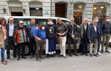 Rotarierinnen und Rotarier mit Migliedern des Vereins Incontro vor dem gespendeten Occasionsbus