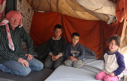 Mithilfe von lokalen Partnerorganisationen bringt ShelterBox in Syrien Familien aus Sammelunterkünften in Familienzelten unter, um sie besser vor dem Coronavirus zu schützen.