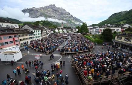 Direkte Demokratie unter freiem Himmel: die Glarner Landsgemeinde Bild: zvg