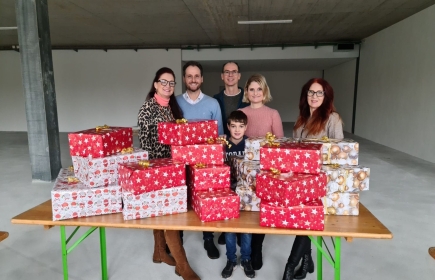Die Gruppe des Rotary Club Illnau-Effretikon und ihre Weihnachtsgeschenke für Schwester Arianes Schützlinge