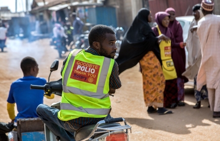 Gesundheitspersonal und Freiwillige bei einer Tür-zu-Tür Polio-Immunisierungskampagne in Kaduna, Nigerien