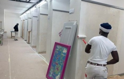 Der junge Somalier bei seiner Arbeit als Maler in der Schweiz