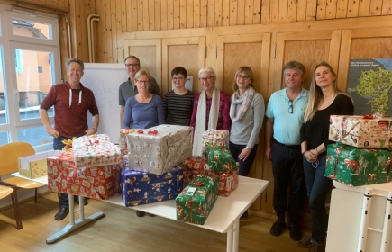 Mitglieder des Rotary Club Bad Ragaz mit den Weihnachtsgeschenken für armutsbetroffene Kinder