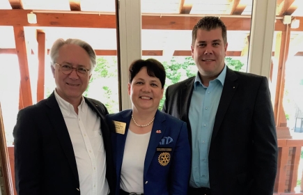 Clubpräsident Achim Haug zusammen mit District Governor Magdalena Frommelt und RC-Forch-Mitglied Adrian Herrmann