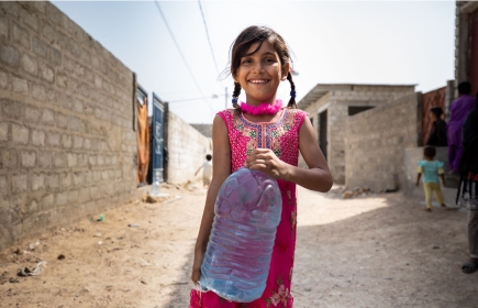 Ein Mädchen mit sauberem Trinkwasser von einer Filteranlage in Pakistan. Bild: rotary.org