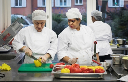 Das Restaurant Paprika ist ein Arbeitsintegrationsprogramm für Frauen und ist vor allem im Cateringbereich tätig.
