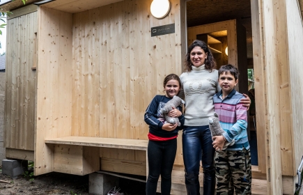 Eine Ukrainische Familie vor ihrem Wohnmodul. Bild: Pascal Mora