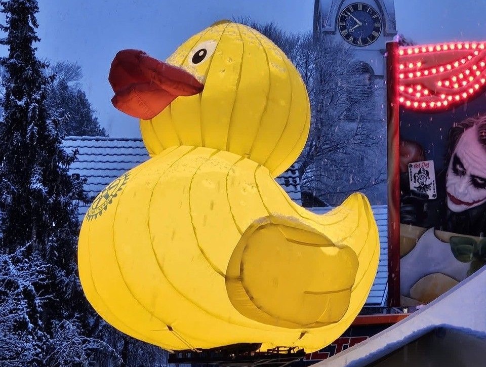 Über dem Stand des RC Uster schwebte die riesige Rotary-Ente wie ein Wahrzeichen.